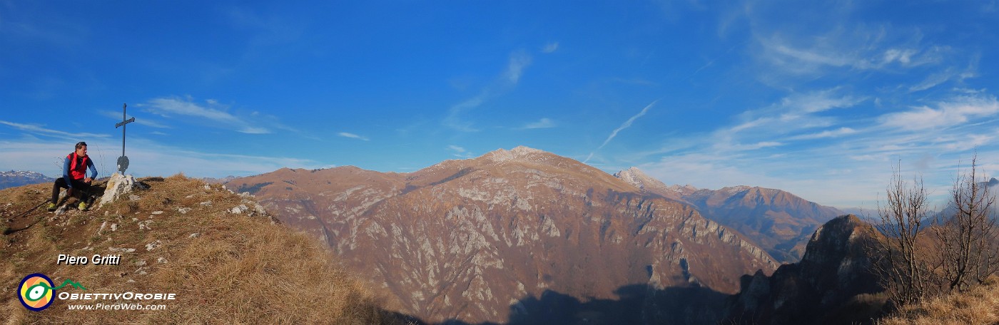 30 Alla croce di vetta del Vaccareggio (1475 m) con vista in  da sx Menna-Arera-Grem-Castello.jpg
